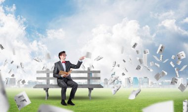 Bankta kitabı olan genç bir öğrenci.