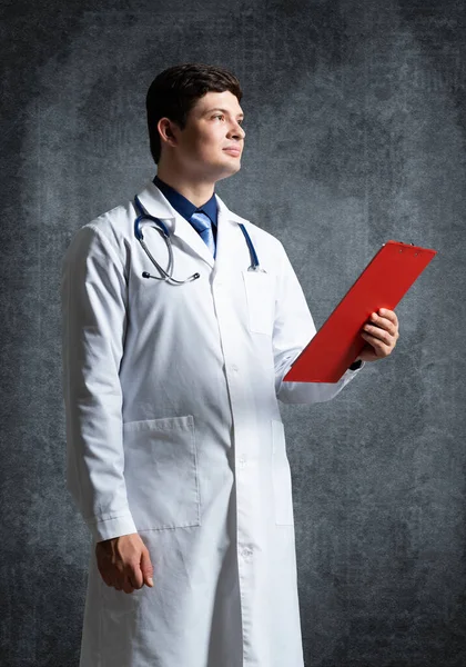 Medico con tablet per documenti — Foto Stock