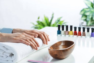 Beyaz havluda uzanan kadın elleri