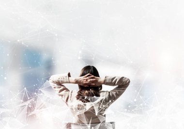 İş kadını kafasının arkasında el ele tutuşuyor