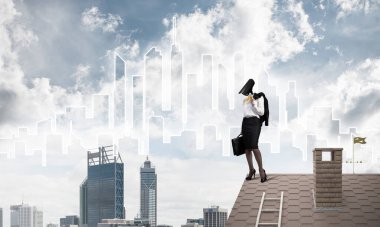 Kamera kafalı kadınla ev güvenliği ve mahremiyet koruması kavramı