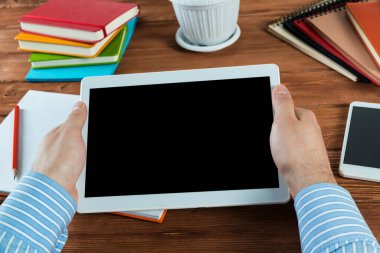 Tabletli bir işadamı, ofiste çalışıyor.