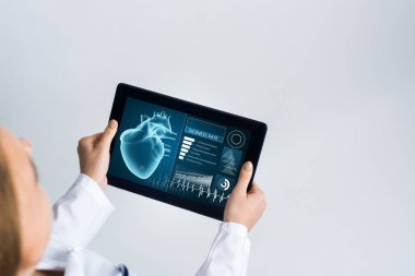 Tablet bilgisayarla çalışan kadın doktorların ellerini kapat