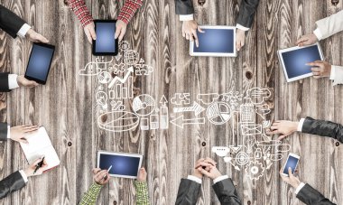 Masada oturan ve alet kullanan iş adamlarının en iyi görüntüsü.