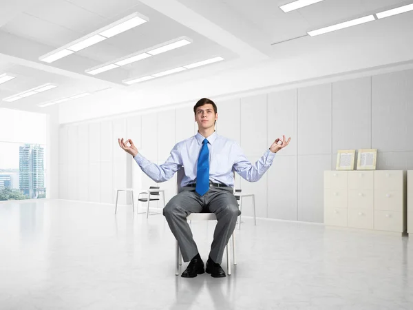 Ung affärsman mediterar på kontoret — Stockfoto