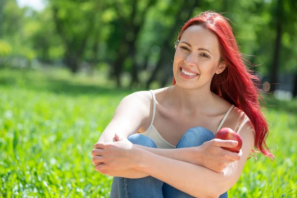 Portret van een jonge aantrekkelijke vrouw — Stockfoto