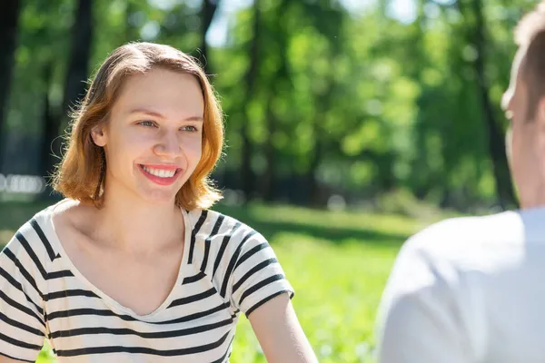 Jong koppel op een datum in het park — Stockfoto