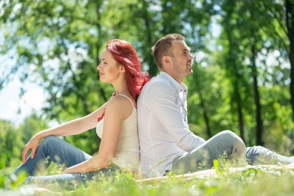 Een jong koppel in het park. — Stockfoto