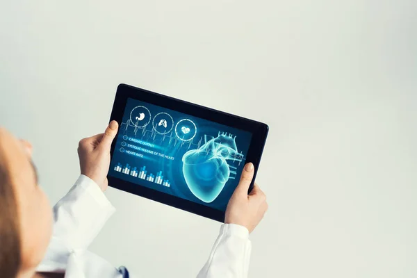 Sluiten van vrouwelijke arts handen werken met tablet pc computer — Stockfoto