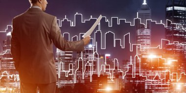 İnşaat konseptini sunan ve elinde belgelerle gezen mimar veya mühendis.