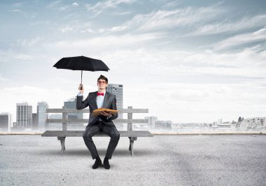 Kitabı olan genç bir öğrenci.