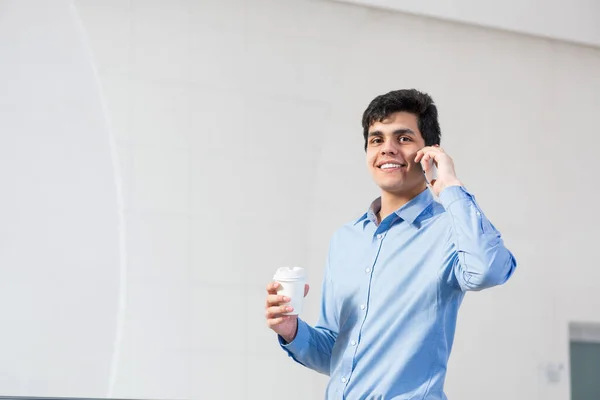 Young businessman talking on his cell phone — Stock Photo, Image
