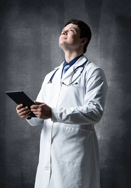 Arzt mit Computer-Tablet — Stockfoto