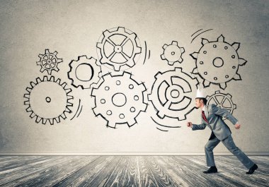 Zarif takım elbiseli kral işadamı boş odada ahşap zeminle koşuyor.