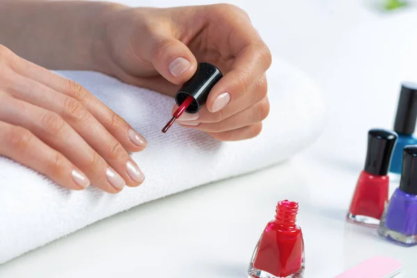 Donna che si dà manicure elegante a casa — Foto Stock