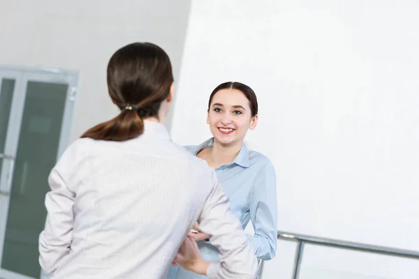 Due giovani donne discutono documenti — Foto Stock