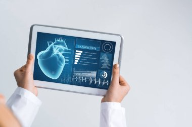 Tablet bilgisayarla çalışan kadın doktorların ellerini kapat