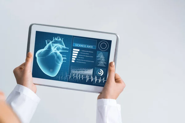 Tablet bilgisayarla çalışan kadın doktorların ellerini kapat — Stok fotoğraf