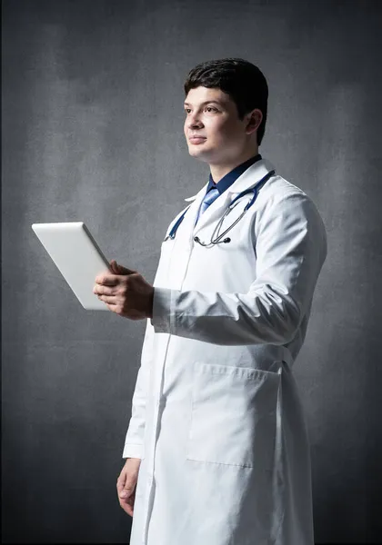 Doutor com um tablet de computador — Fotografia de Stock