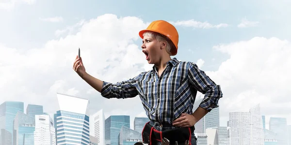 Mujer rubia expresiva en ropa de trabajo y hardhat — Foto de Stock