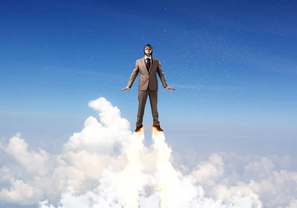 Uomo d'affari in giacca e cravatta e cappello da aviatore che vola in cielo — Foto Stock