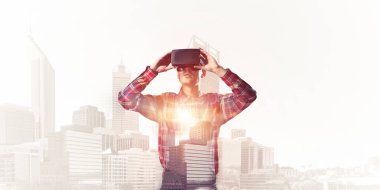 İşaretli gömlek giyen ve sanal maske takan adam bazı duygular gösteriyor.