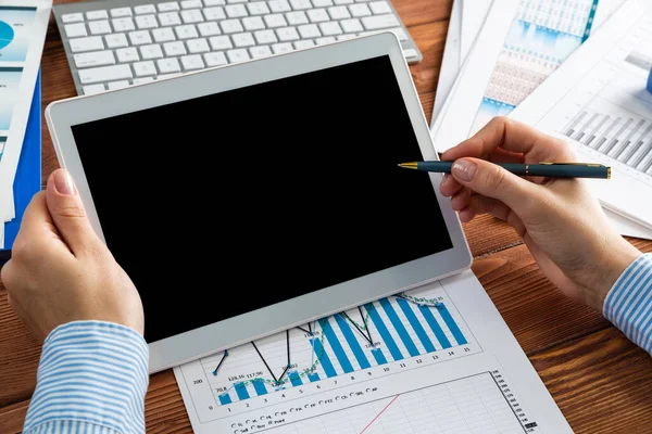 Empresária com um tablet de computador em uma mesa de trabalho — Fotografia de Stock