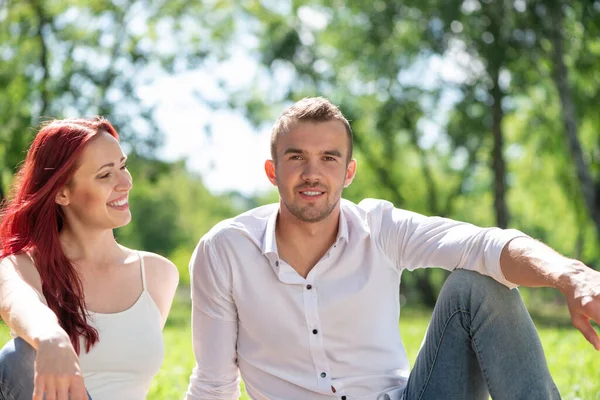 Jovem casal em um encontro no parque — Fotografia de Stock