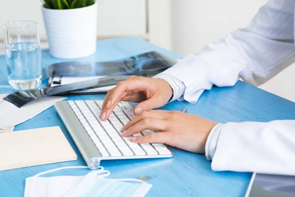 Close-up of doctor hands typing at keyboard — Stock Photo, Image