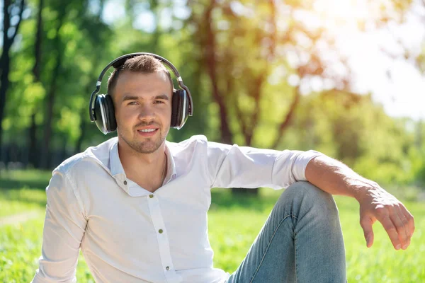 Parktaki adam müzik dinliyor. — Stok fotoğraf