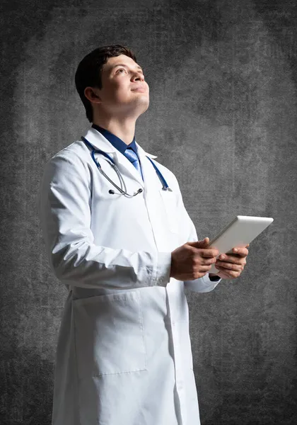 Dokter met een computer tablet — Stockfoto