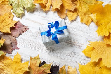 Hediye kutusuyla düz sonbahar kompozisyonu