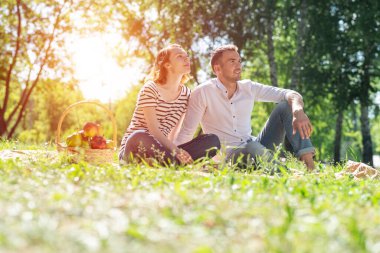 Parkta piknik yapan bir çift.