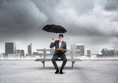 Kitabı olan genç bir öğrenci.