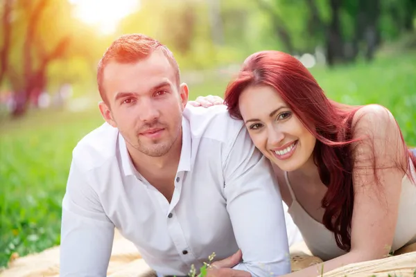 Jovem casal em um encontro no parque — Fotografia de Stock