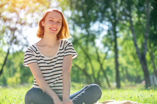 Retrato de una joven atractiva — Foto de Stock