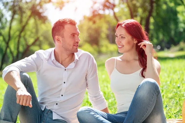 Jovem casal em um encontro no parque — Fotografia de Stock