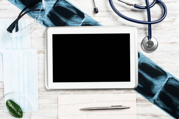 Flat lay workplace of doctor in modern clinic — Stock Photo, Image