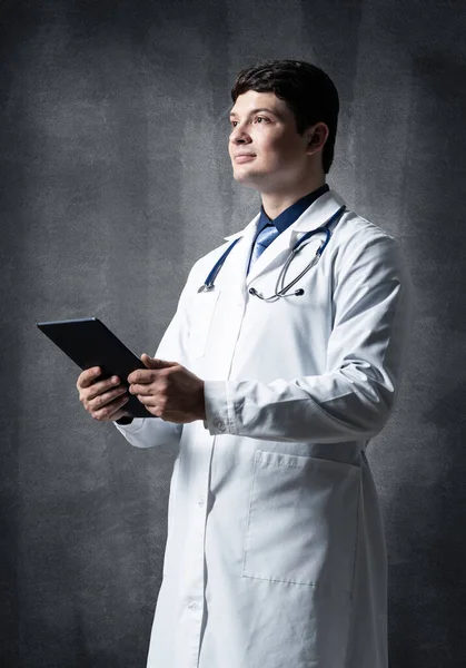 Doutor com um tablet de computador — Fotografia de Stock