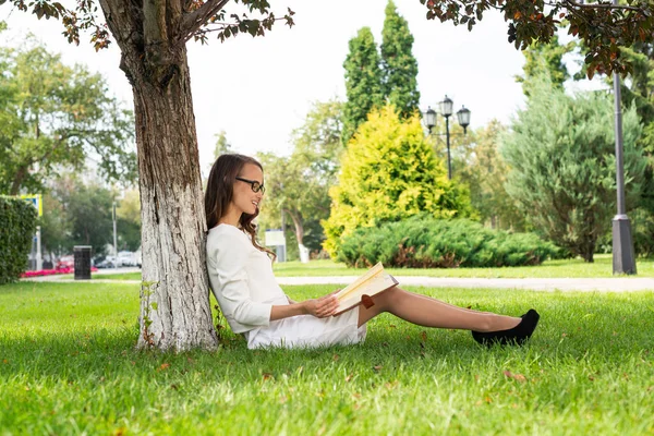 Belle jeune femme avec bloc-notes dans le parc — Photo