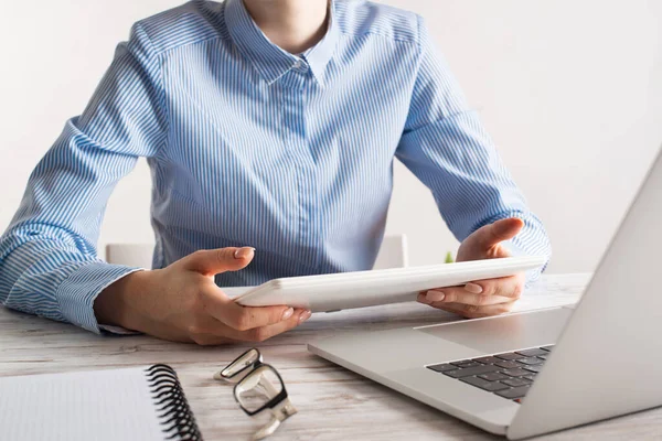 Geschäftsfrau nutzt Tablet-Computer am Schreibtisch — Stockfoto