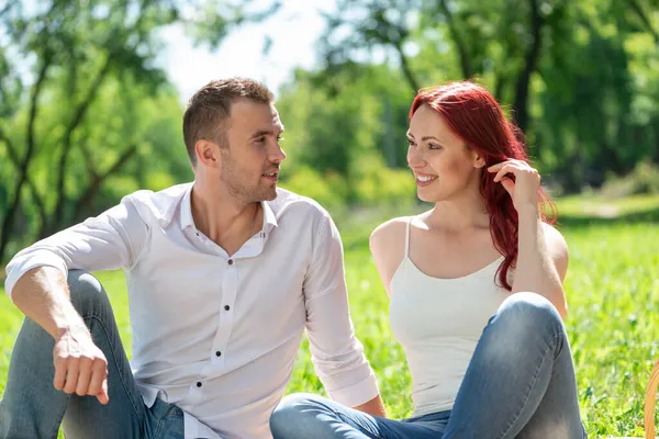 Jovem casal em um encontro no parque — Fotografia de Stock