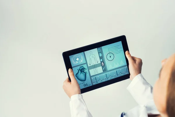 Tablet bilgisayarla çalışan kadın doktorların ellerini kapat — Stok fotoğraf