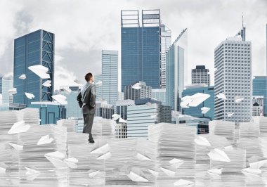 Takım elbiseli başarılı bir iş adamı..