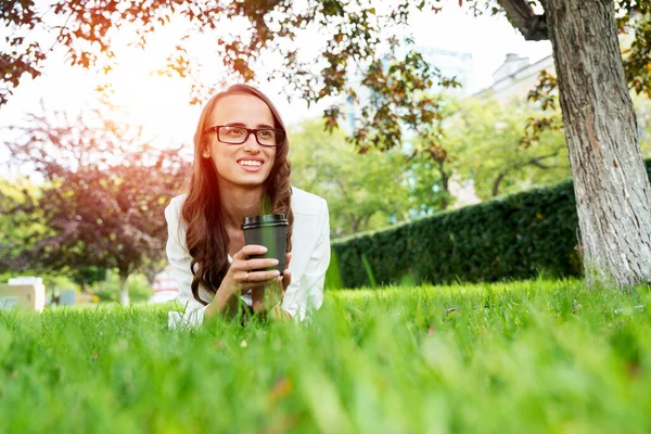 Mujer joven en el parque — Foto de Stock