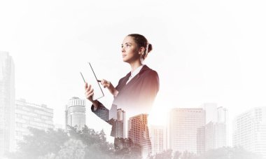 Tablet bilgisayarlı genç iş kadını