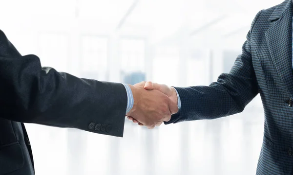 Närbild av handslag för affärsmän. — Stockfoto