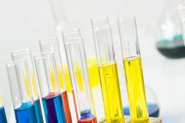 Okulda kimya dersi..