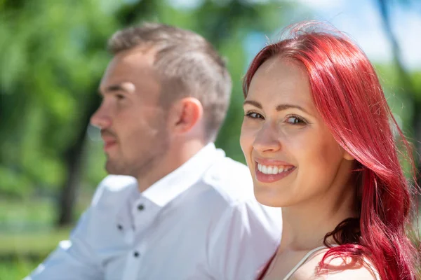 Jong koppel op een datum in het park — Stockfoto