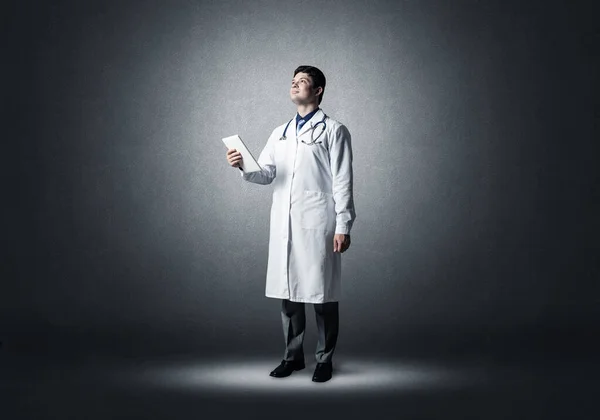 Lekarz z tabletką. Koncepcja opieki zdrowotnej — Zdjęcie stockowe